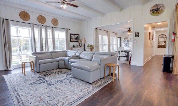 Stockbridge Casa | Farmhouse Haven - Idyllic Views