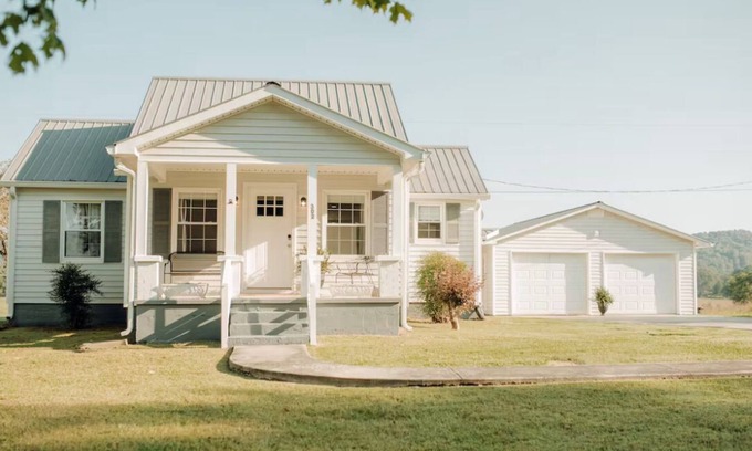 Livingston Otro | Farmhouse in Livingston