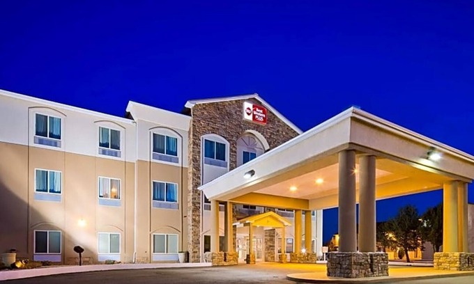 East Las Vegas Apartamento | Featuring an indoor swimming pool and hot tub .