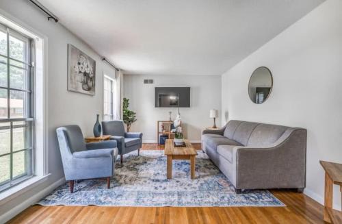 Parkway Village Casa | Fenced Yard Centrally Located-Parkway Village Pad