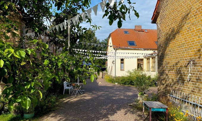 Boitzenburger Land Complejo | Ferienhof Schmetterlingsgarten Ferienwohnung 2 Dachgeschoss mit Garten