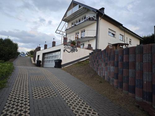 Bergneustadt Apartamento | Ferienwohnungen nähe Badesee mit Bergblick