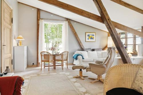 Fej Casa | Find Inner Silence In The Old Grain Loft