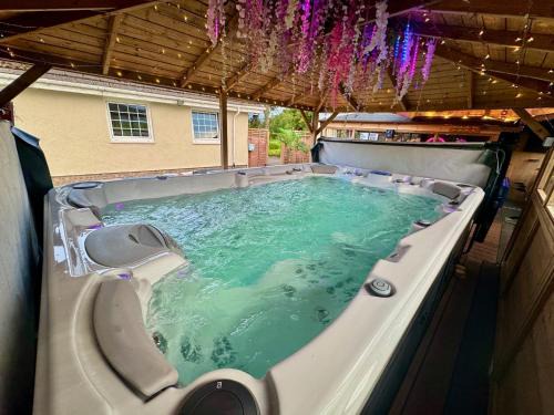Glasgow Casa | FINN VILLAGE "Mountain View Cottage" Private Garden, 9-seater HOT TUB, Firepit & Pizza Stove