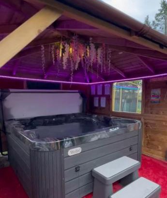 Glasgow Casa | FINN VILLAGE "Raspberry Cottage" Private Garden, 6-seater HOT TUB, Firepit & Pizza Stove