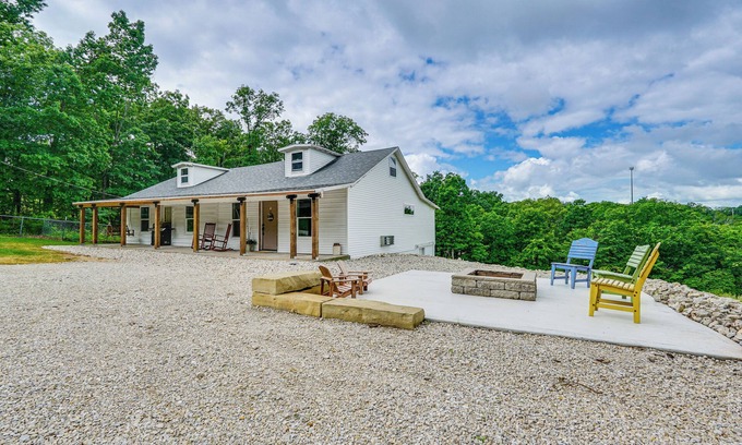 Lake Ozark Cabina | Fire Pit & Grill: Pet-Friendly Lake Ozark Cabin!