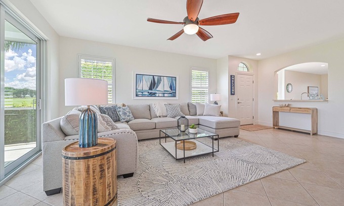 Naples Condominio | First Floor Naples coach home with Golf Course View & Resort Style Amenities!