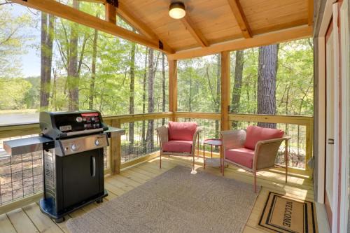Heflin Casa | Fish and Hike Cabin Hideaway with Deck in Alabama