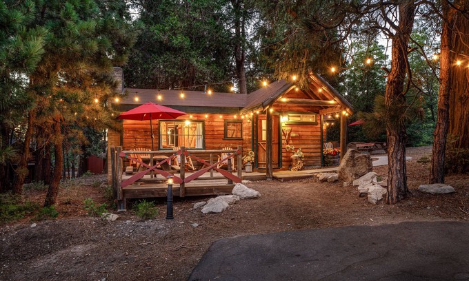 Twin Peaks Hotel | Fisherman's Hideaway - Two Bedroom | Two Beds | Full Bathroom | Sleeps Five