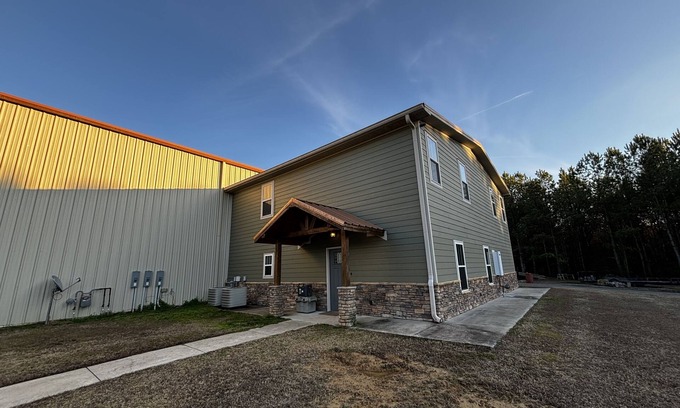 Guntersville Casa | FISHERMAN’S PARADISE - indoor heated & cool parking for trucks and boats