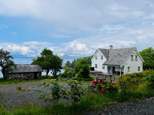 Etne Casa | Fjord house with a private bay, boats and sauna!