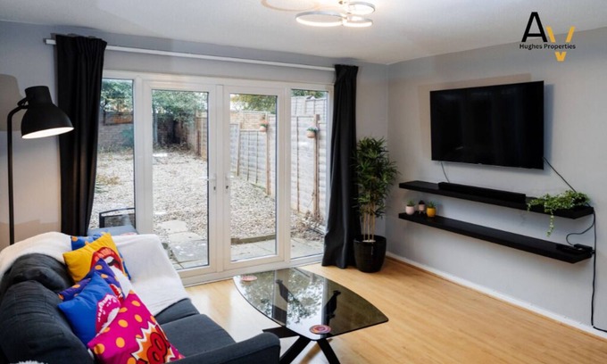 Northampton Casa | Flexible 2-Bed House: Ideal for Business Trips