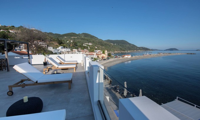 Loutraki Apartamento | Flisvos Beachfront Apartments