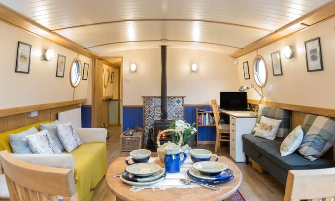 North Glasgow Alquiler De Eote | Floating Retreat: Glasgow's Hidden Gem - Urban Life Meet Canalside Tranquility