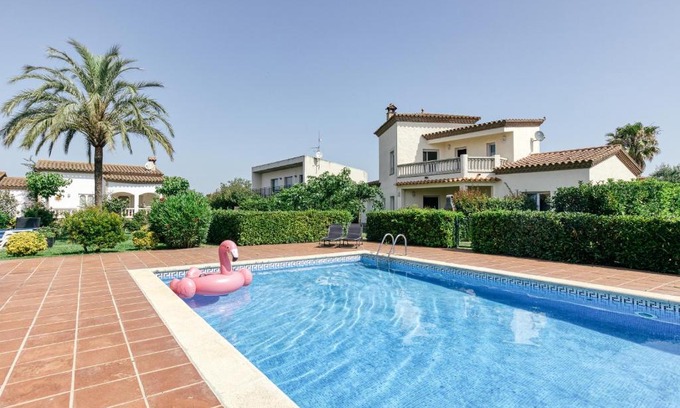 Torroella de Fluvia Villa | Flores
