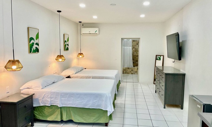 Montego Bay Hotel | Footsteps to Beach, AC, Fast Wi-Fi, Hot Water