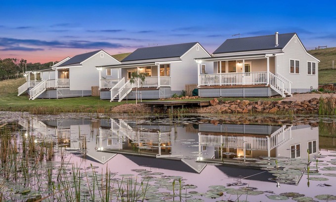Coopers Shoot Chalet De Esquí | Romántica cabaña de luna de miel rezuma encanto rústico en el interior de la granja Byron Bay