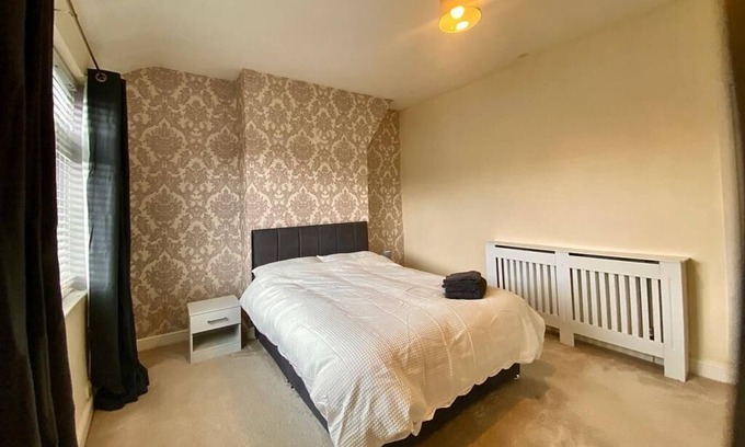 Ellesmere Port Casa | Four bedroom house - Ideal for contractors