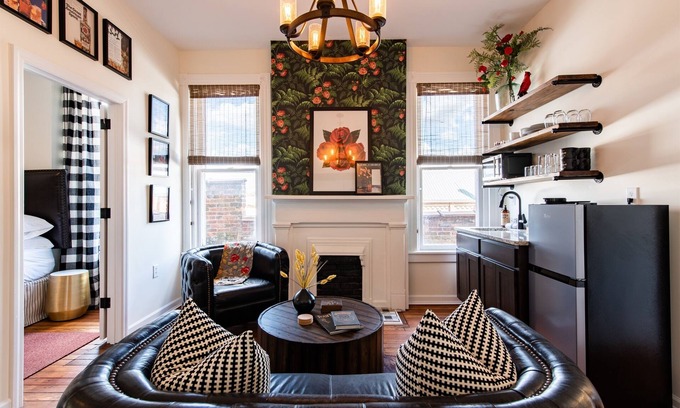 Versailles Hotel | Four Roses Suite, The Woodford Hotel