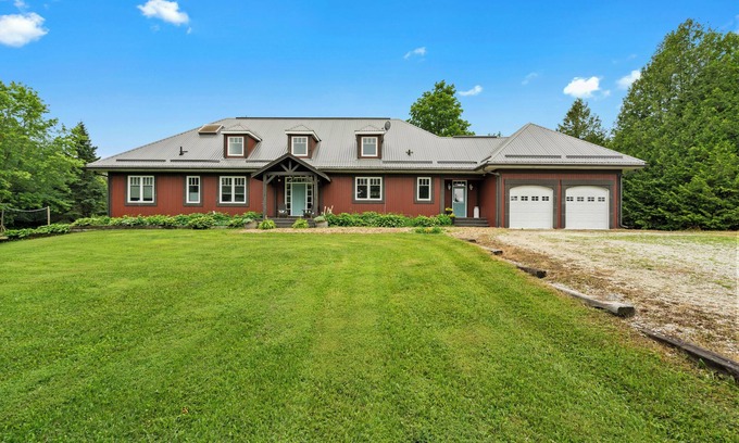 Grey Highlands Casa | Four Season Retreat on private lake, sleeps 10+ people, skier & hiker's delight