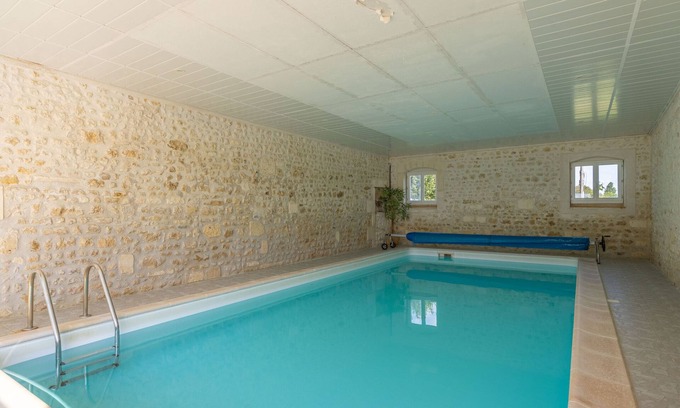 La Gripperie-Saint-Symphorien Casa | Casita de campo 'Gite Piscine Intérieure Brouage' con terraza privada, jardín compartido y Wi-Fi