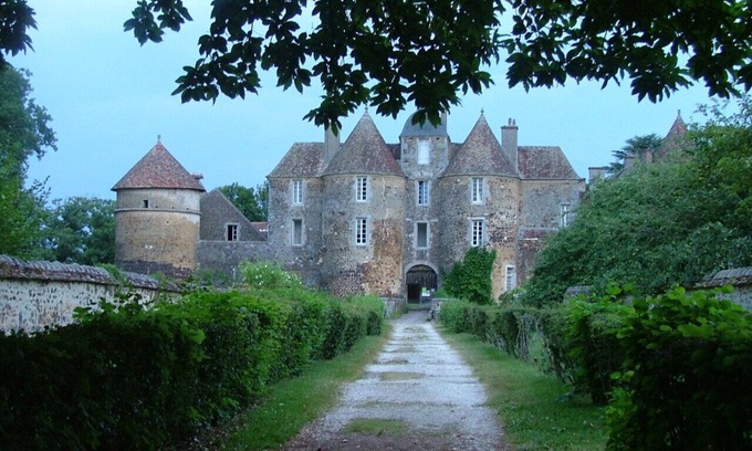 Treigny Casa | Gite Verger a charming home with private pool and extensive gardens