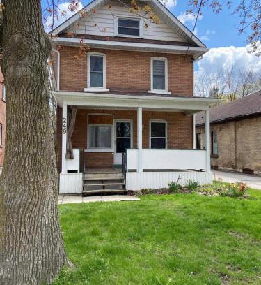 Stratford Casa | France and Flowers - Private 3-Bed Apartment