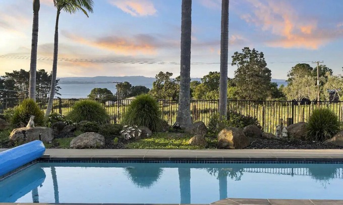 Clarks Beach Villa | Cozy & Large Family Estate Villa