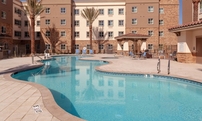 Gilbert Apartamento | Piscina al aire libre + bañera de hidromasaje al aire libre compartida | Suite cómoda con funciones accesibles