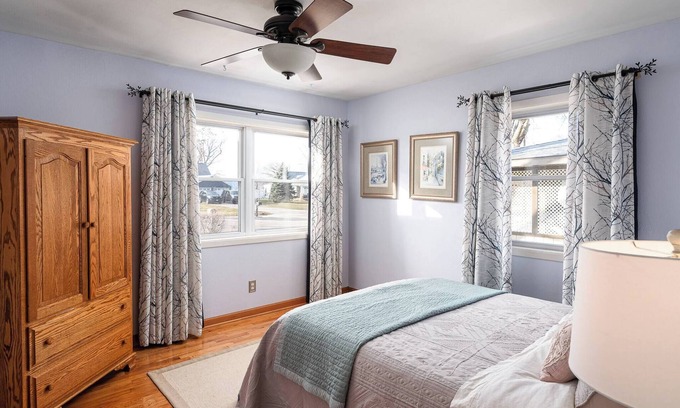 La Crosse Casa | French Island w/Hot Tub, Kayak, Lake View, EV