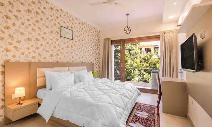 Sector 40 Apartamento | Fresh Air, Green Flair 1 BHK w/Balcony