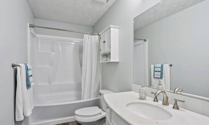 Hapeville Casa | Fresh and cozy 2bd 1bath home. Only 10mins to the airport and 10mins to the city