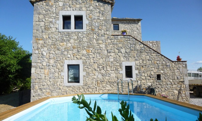 Labeaume Casa | Casa independiente de piedra, grandes vistas, a 10 minutos del río, piscina privada