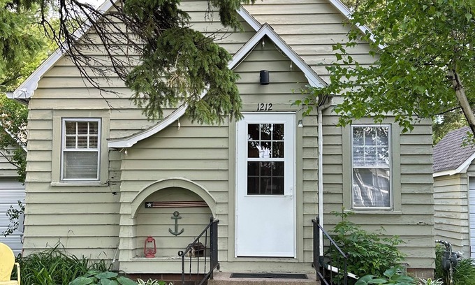 Clear Lake Cabaña | Furnished Cottage by the Lake! Great location, short or long-term stays welcome!