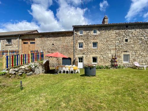La Besseyre-Saint-Mary Casa | Gîte 10 pers avec 4 chambres et 3 salles d'eau, animaux admis - FR-1-582-94