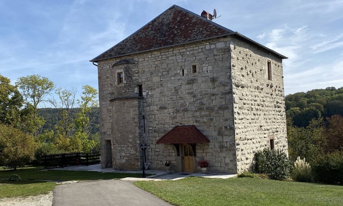 Aissey Casa | Gîte dans une très jolie tour carré du XII siècle pour 6-8 personnes à COTEBRUNE
