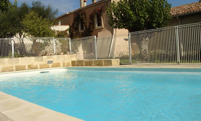 Combas Casa | Personaje casa, piscina, casa rural de France 3 orejas. Gard bajo el sol!