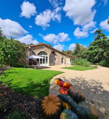 Saint-Mars-la-Reorthe Casa | Gîte Le Puy Martineau piscine privée intérieure chauffée terrain arboré à 10 min du Puy du Fo