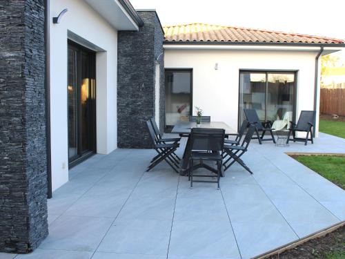 La Haie-Fouassiere Casa | Gîte spacieux avec jardin, spa, babyfoot et parking privé - FR-1-306-1292