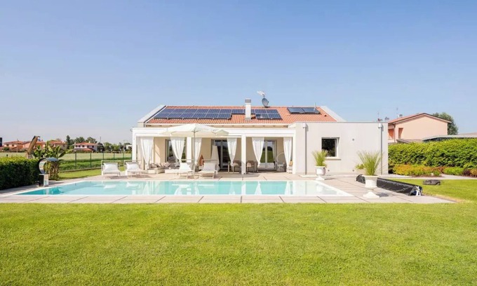 Granarolo dell'Emilia Villa | G&P Luxury Villa With Pool