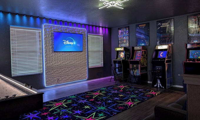 San Antonio Casa | Game Night Inn- King Beds- Hot tub- 8 miles to SeaWorld/ Lackland AFB