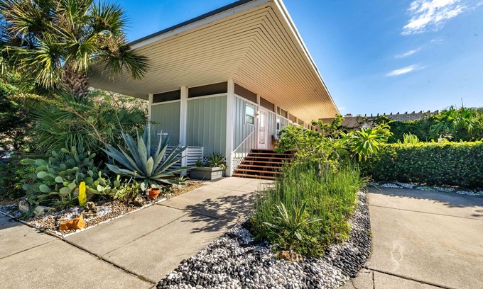 Atlantic Beach Condominio | Garden Suite in midcentury modern oceanfront estate with oceanfront pool