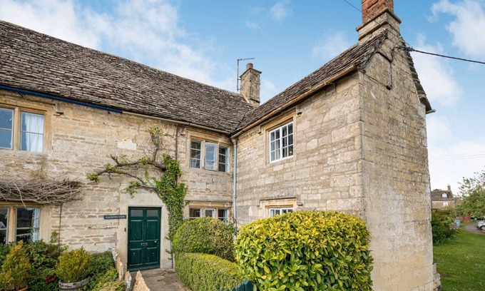 Filkins Cabaña | Stone Cottage close to village shop, pool & pub!