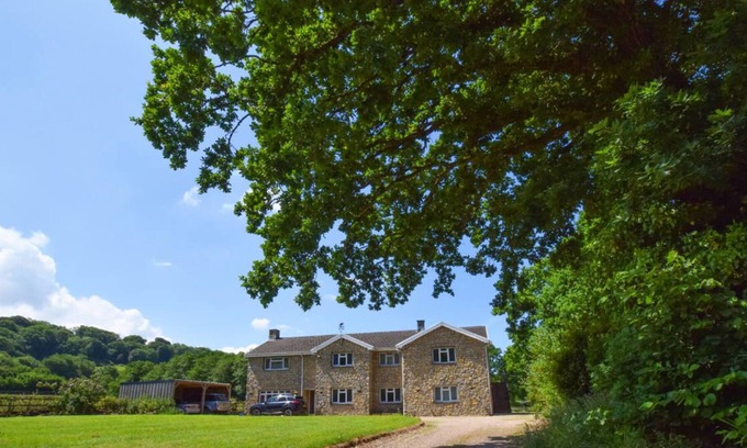 Peterston-Super-Ely Casa | Ubicado en un tranquilo terreno con un lago de pesca en una granja, este apartamento moderno y accesible soy yo