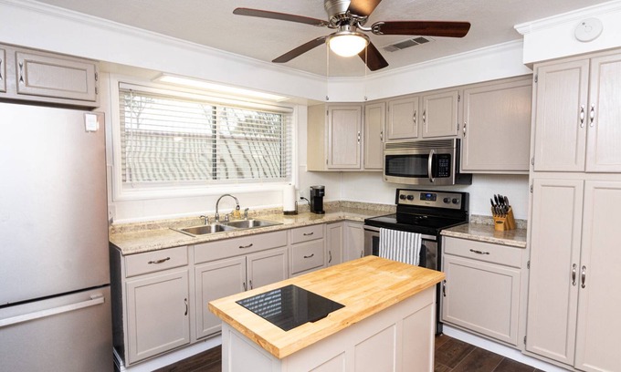 Pottsboro Casa | Relax and Reconnect at Lake Texoma Lodge - Tranquil Setting Near Marinas and Choctaw Casino!