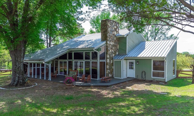 Lindale Casa | ¡Alejarse de todo! ¡Pesque, compre en Canton, Golf, Tx Rose Horse Ranch o relájese!