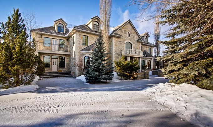 Calgary Villa | Ghost Lake Manor House