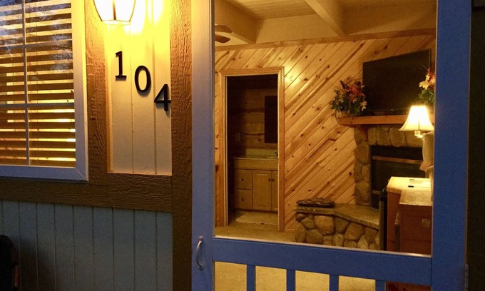 Running Springs Hotel | Giant Oaks Lodge