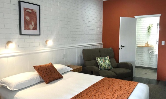 Gin Gin Hotel | Gin Gin Village Motor Inn Motel QLD