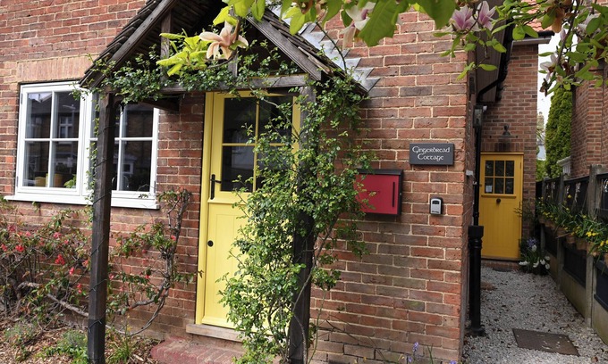Canterbury Cabaña | GINGERBREAD COTTAGE, family friendly, with open fire in Canterbury